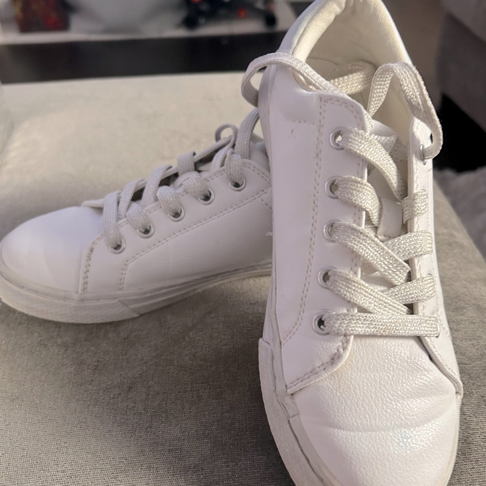 Girls sneakers